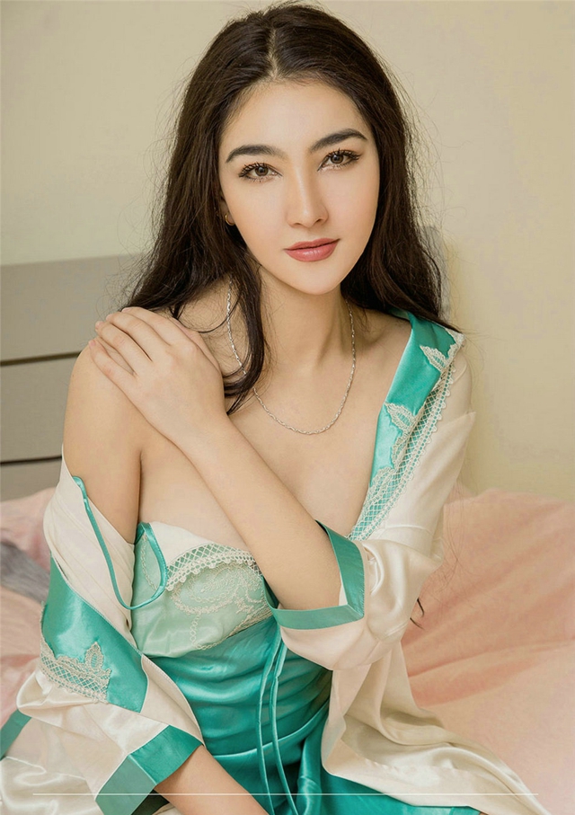 长发清纯妹纸加依娜古丽气质性感诱人写真图片
