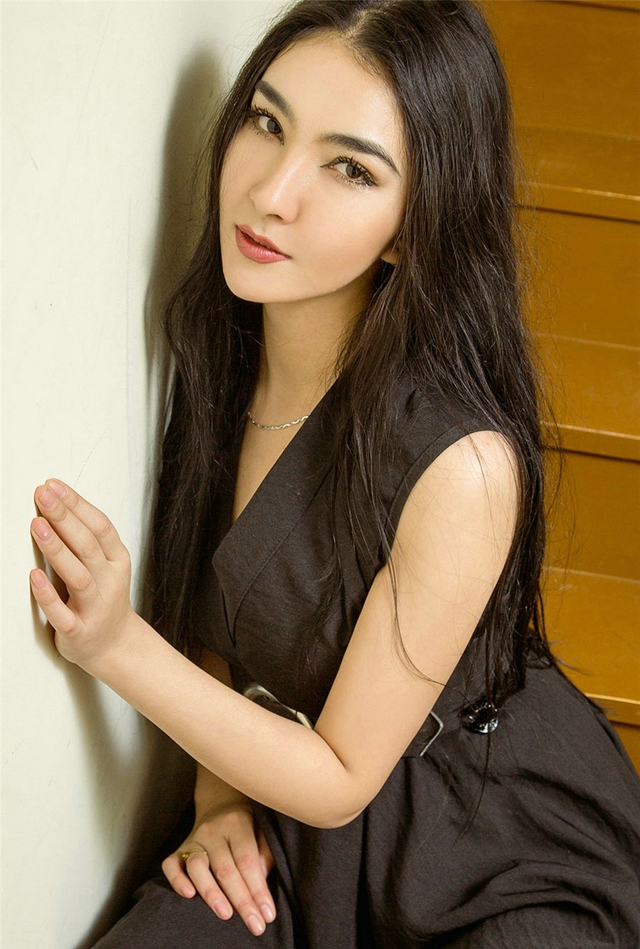 长发清纯妹纸加依娜古丽气质性感诱人写真图片