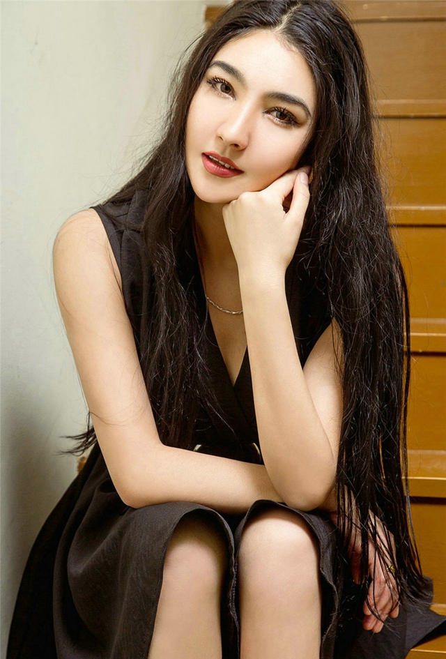 长发清纯妹纸加依娜古丽气质性感诱人写真图片