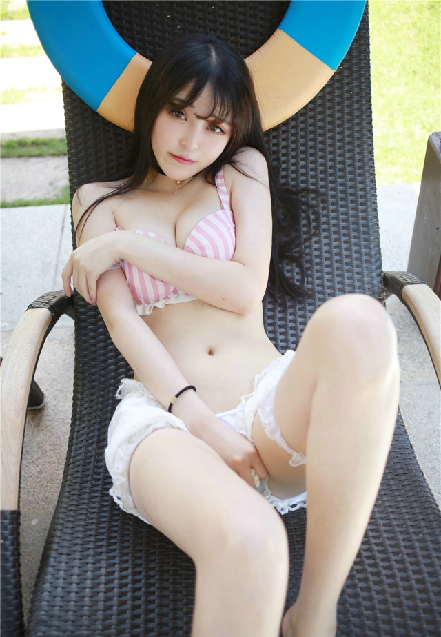 甜美系女神制服诱惑写真巨乳美臀妹妹性感图片