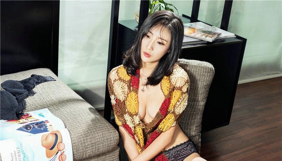 时尚碎花裙气质美女含嫣乳沟诱惑性感个性写真