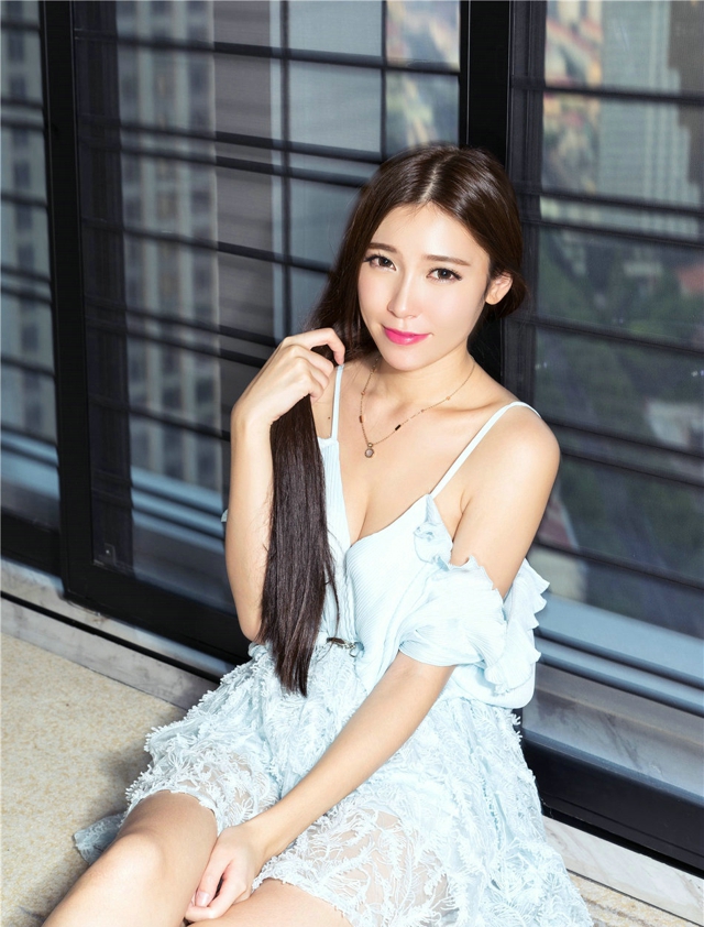 清纯飘逸长发女郎七七居家吊带蕾丝裙性感魅惑写真