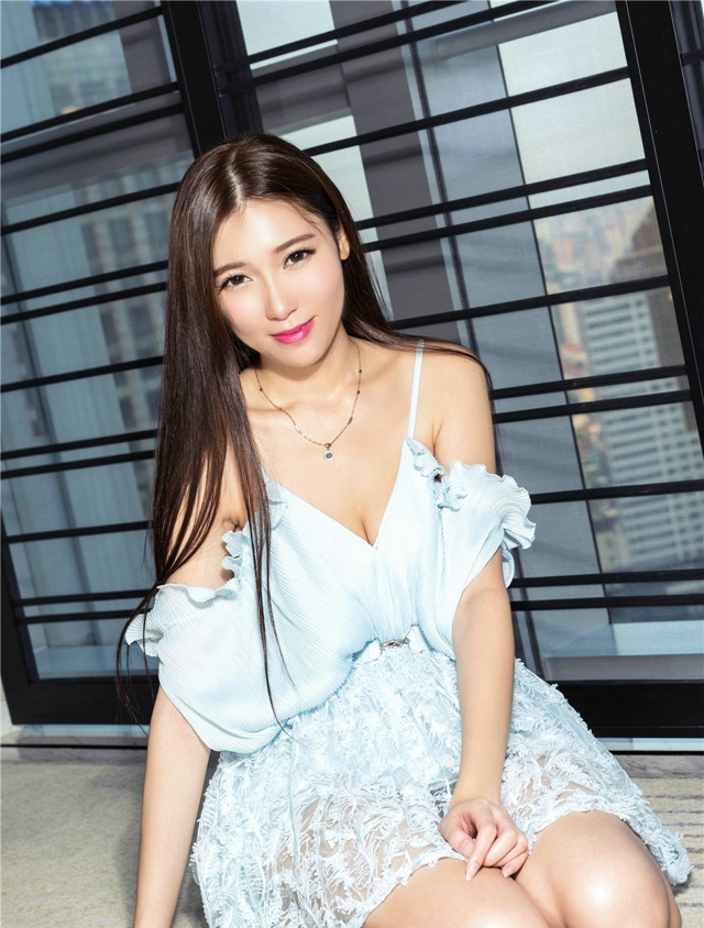 清纯飘逸长发女郎七七居家吊带蕾丝裙性感魅惑写真