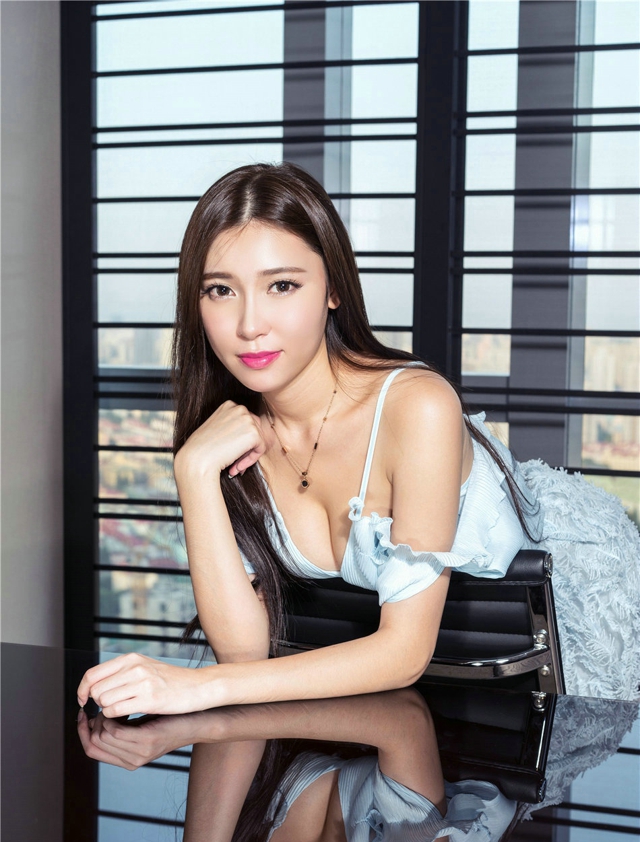 清纯飘逸长发女郎七七居家吊带蕾丝裙性感魅惑写真