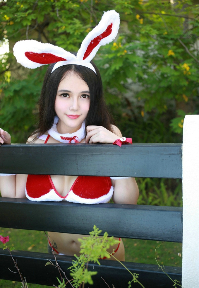 靓丽美女李雪婷Anna红色圣诞比基尼露巨乳翘臀美腿气质写真