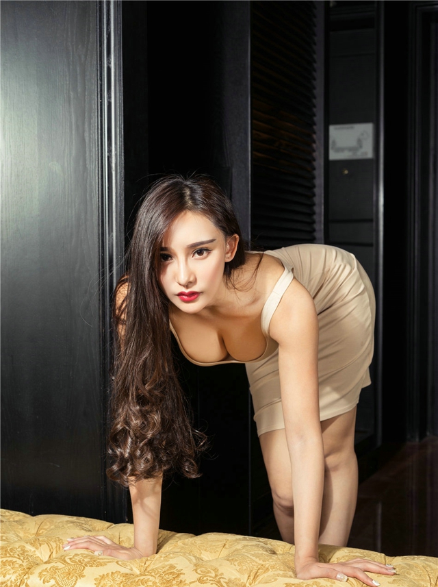 波霸豪乳美女小西诱人低胸礼服迷情性感迷人养眼写真图片