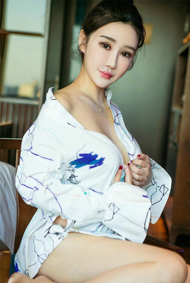爱尤物大奶清纯妹赫连露娜酒店性感诱人美乳写真