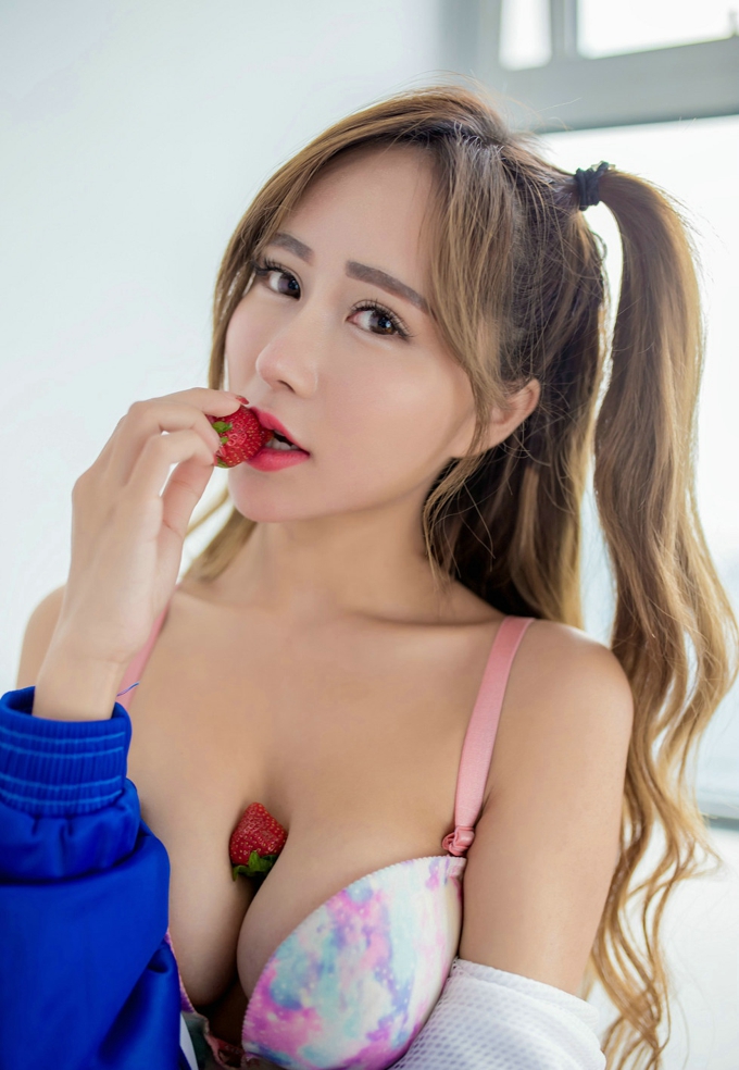 甜美制服诱惑内衣露美乳美肩何梦兮Stacy性感养眼风情艳丽写真