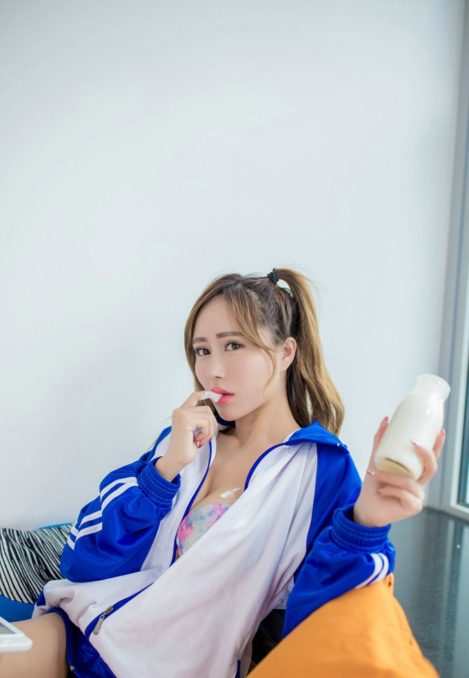 甜美制服诱惑内衣露美乳美肩何梦兮Stacy性感养眼风情艳丽写真