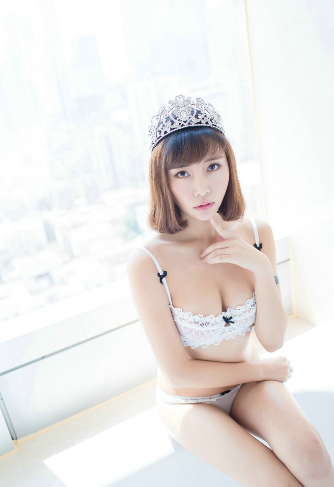 嫩模樂樂Mango蕾丝内衣性感勾魂美乳完美诱惑写真