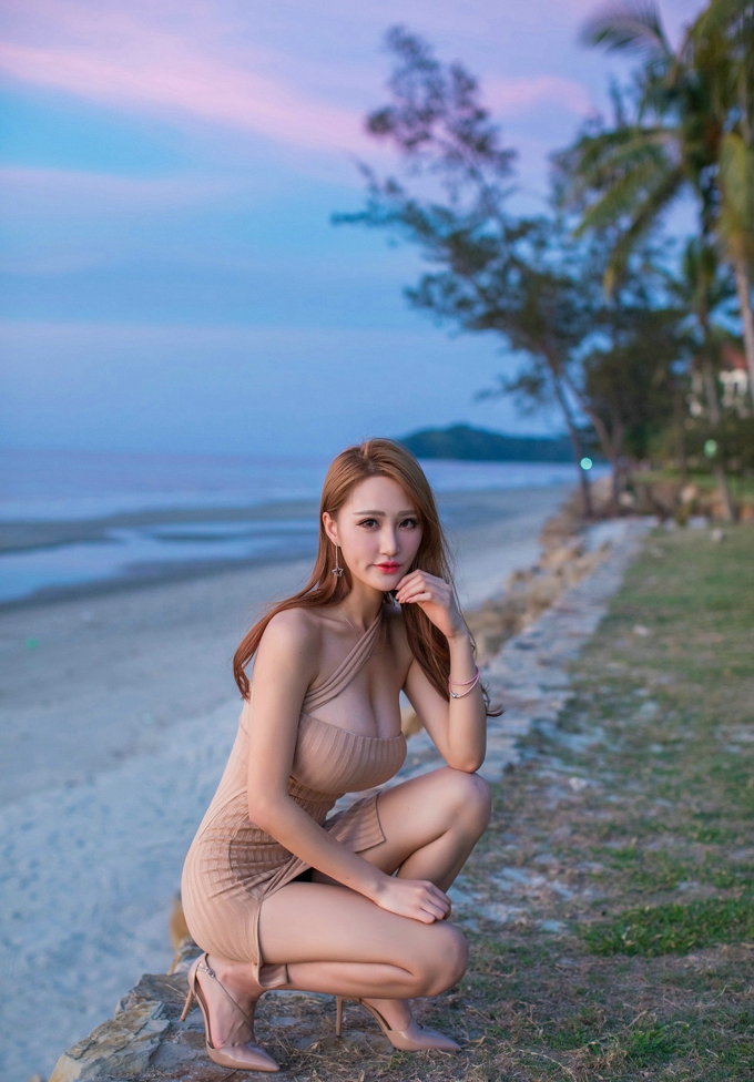 性感气质女神妤薇Vivian诱惑紧身连衣裙勾魂傲人美乳写真