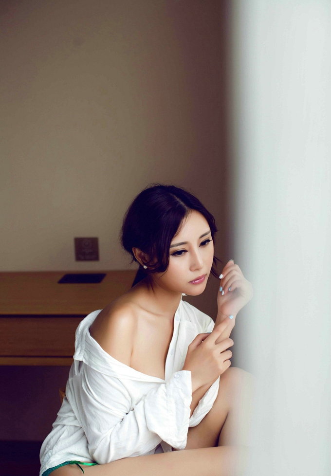 嫩模樂樂Mango蕾丝内裤秀美臀半脱衬衣秀美乳写真