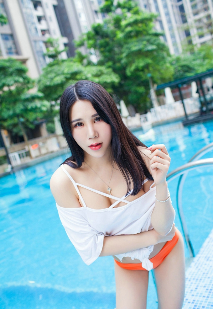 性感模特林恩芝泳池诱惑比基尼美腿白皙肌肤 诱人写真