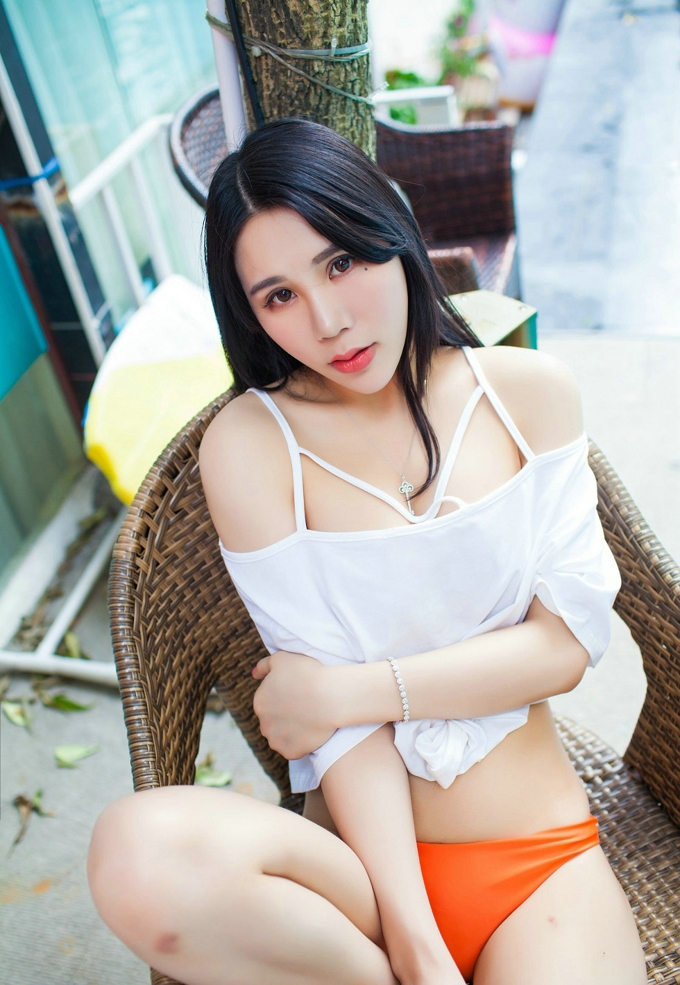 性感模特林恩芝泳池诱惑比基尼美腿白皙肌肤 诱人写真