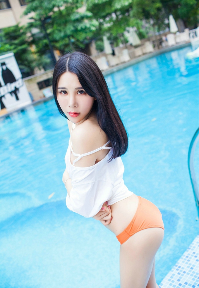 性感模特林恩芝泳池诱惑比基尼美腿白皙肌肤 诱人写真
