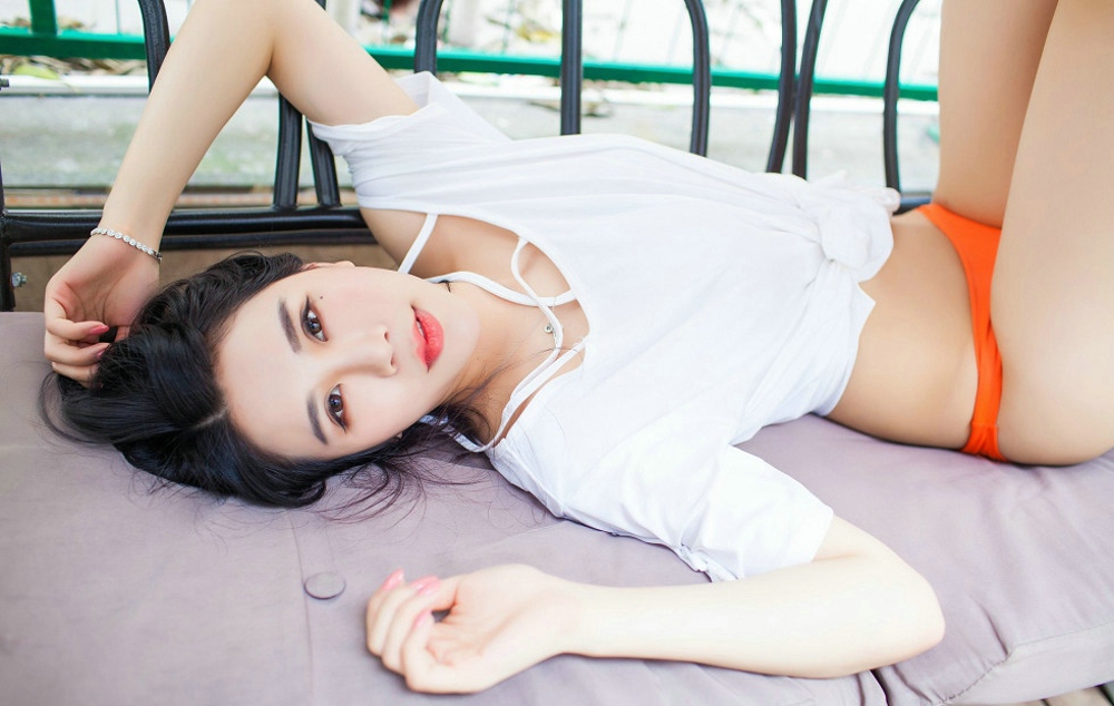 性感模特林恩芝泳池诱惑比基尼美腿白皙肌肤 诱人写真