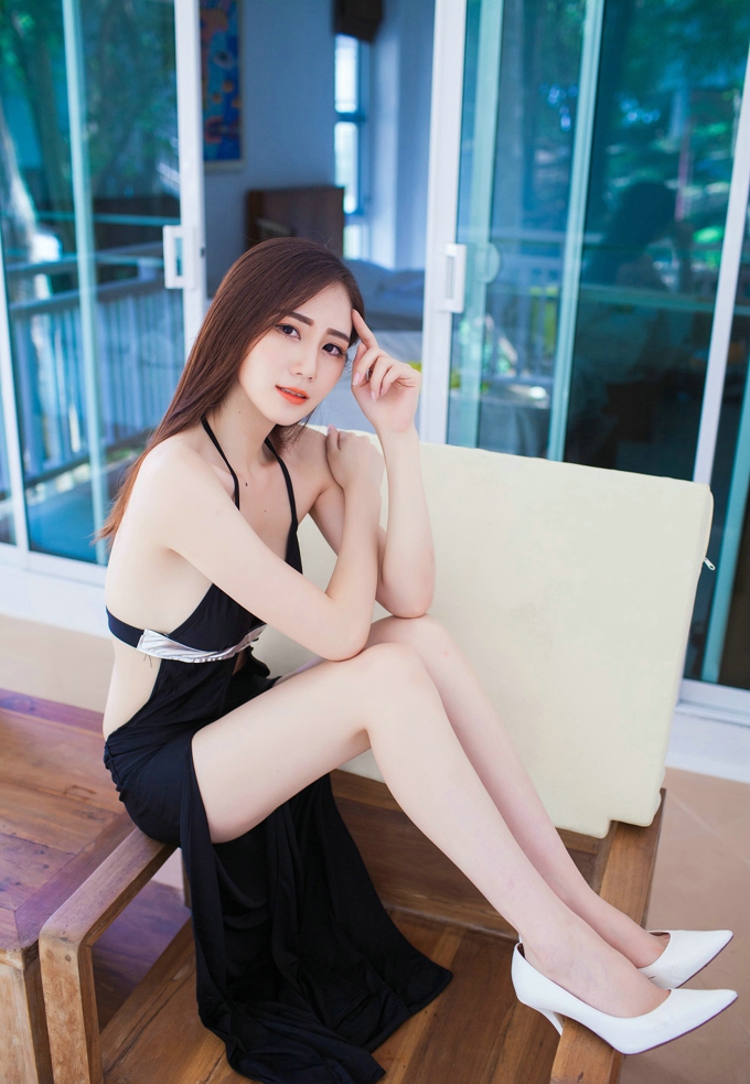 普吉岛旅拍黑色露脐晚礼裙性感爆乳美腿写真