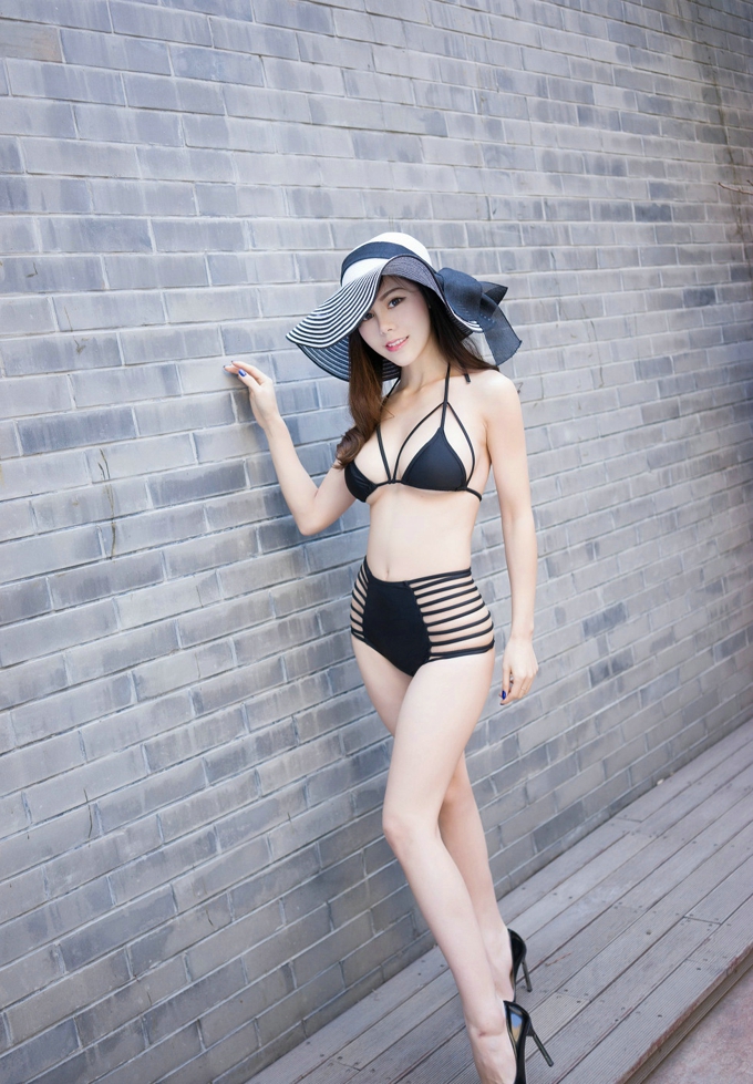 迷人泳池性感比基尼美女沈佳熹泳池妖娆美乳气质写真