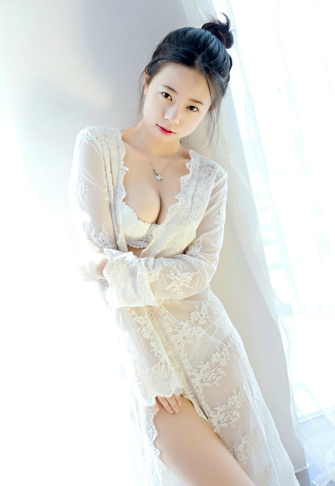 清纯美女草莓zz蕾丝睡衣透视性感诱人娇嫩白皙肌肤傲人巨乳写真