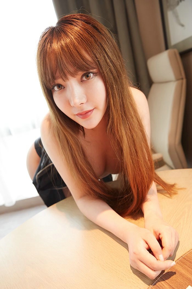 豪乳无法阻挡性感娇艳调教女王蜜蕊紧身皮衣妖娆诱惑私房写真