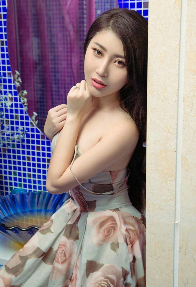 嫩模王星雅居家私房半截背心秀豪乳半球完美身材性感写真