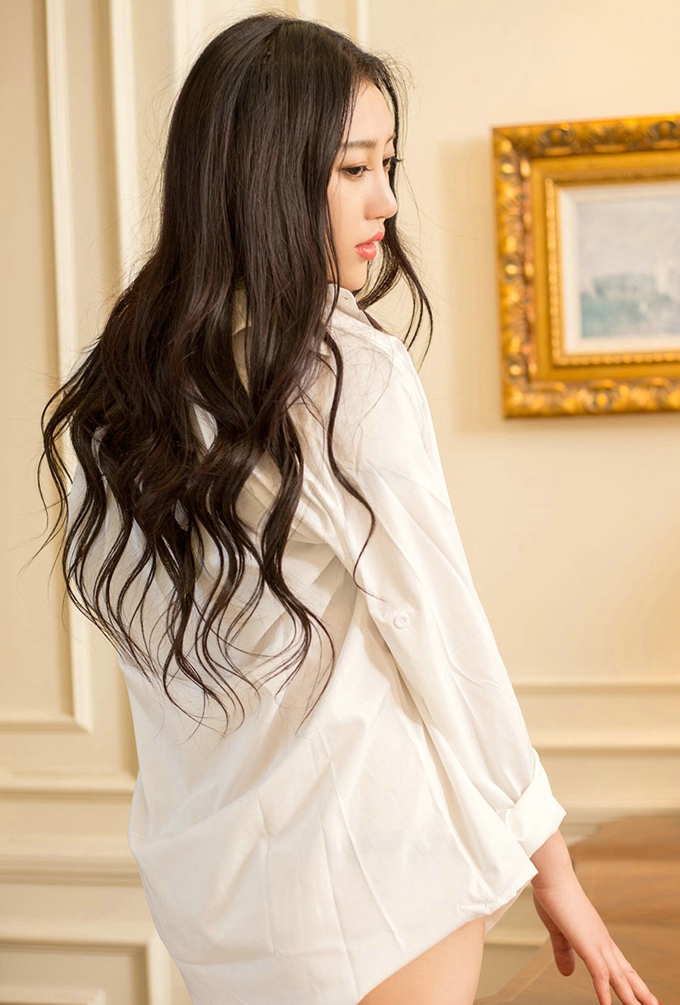 嫩模依然黑色露背连身裙侧露豪乳超薄透视秀翘臀性感写真