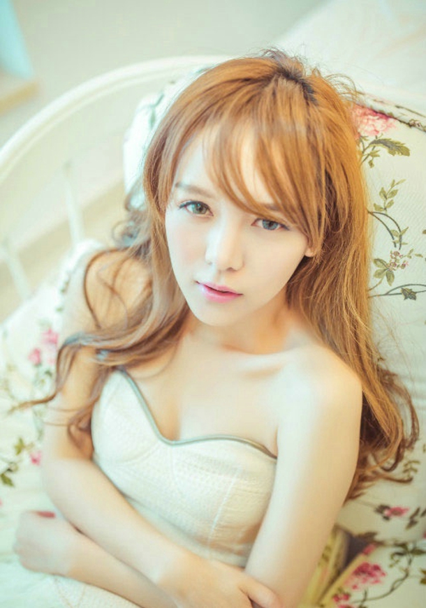 性感美女敏凌暖色系温馨私房迷人写真