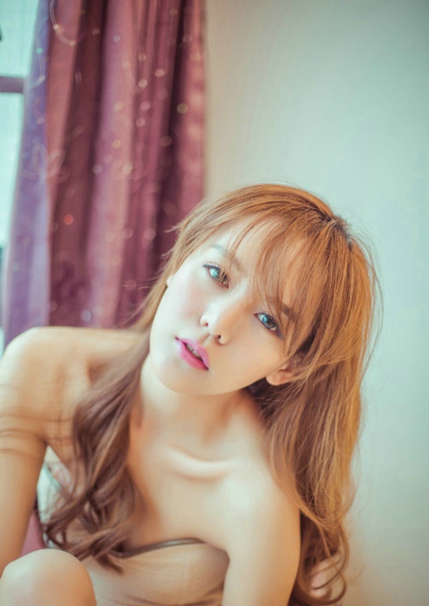 性感美女敏凌暖色系温馨私房迷人写真