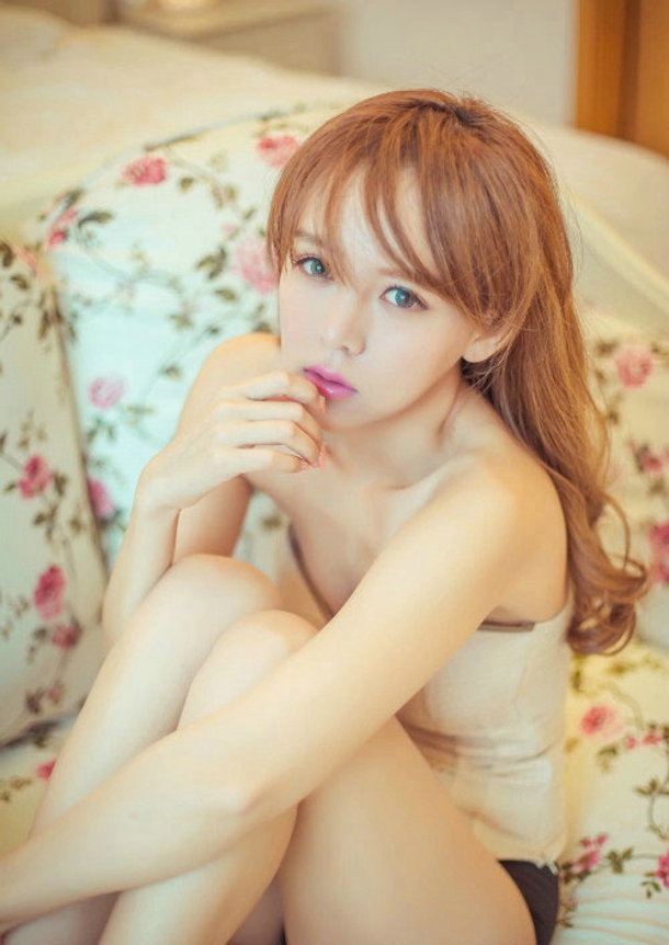 性感美女敏凌暖色系温馨私房迷人写真