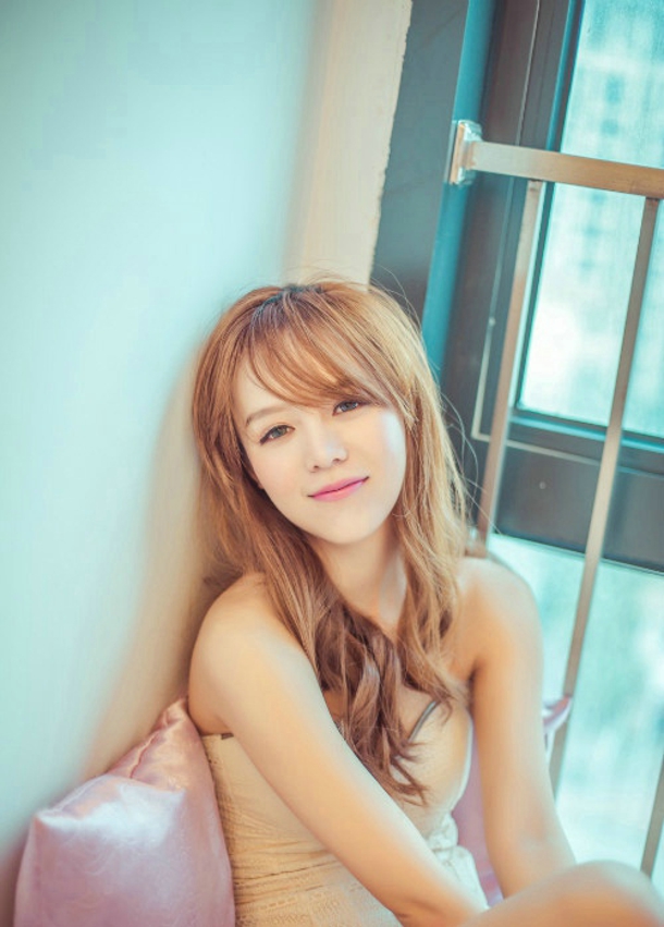 性感美女敏凌暖色系温馨私房迷人写真