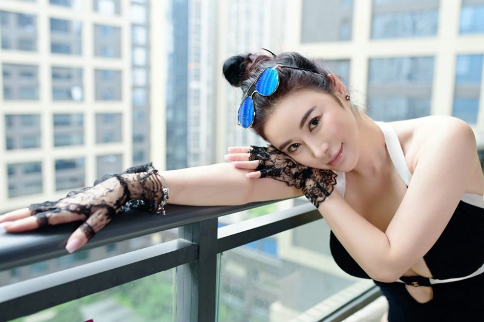香港性感嫩模EVA胸前大开巨乳娇艳妩媚私房写真