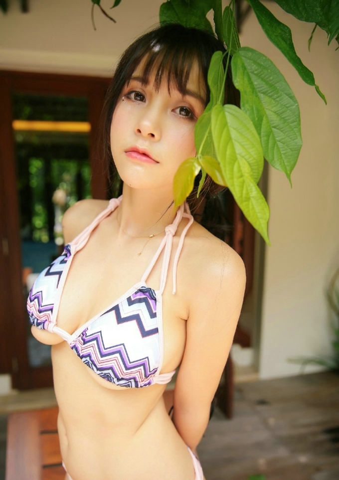 性感诱惑娇嫩白皙肌肤比基尼泳池养眼私房写真