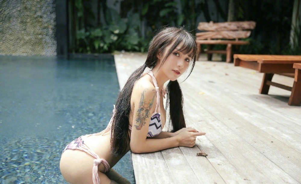 性感诱惑娇嫩白皙肌肤比基尼泳池养眼私房写真