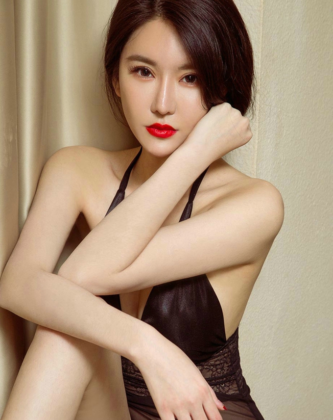 嫩模施诗居家纯白内衣秀完美身材白嫩豪乳火辣诱惑写真