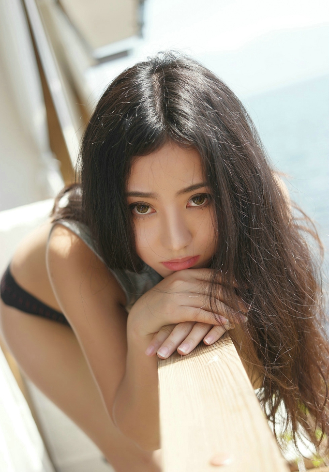 嫩模Manuela玛鲁娜丁字裤撩人姿势诱惑美臀写真