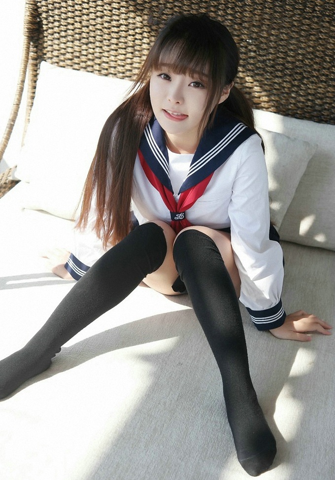 嫩模柳侑绮Sevenbaby性感学生制服黑丝美腿写真