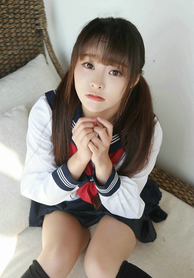 嫩模柳侑绮Sevenbaby性感学生制服黑丝美腿写真