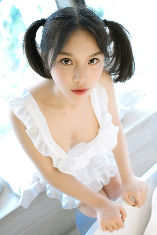 性感宅男女神童颜巨乳小纯子纯白制服诱惑动人诱惑私房写真
