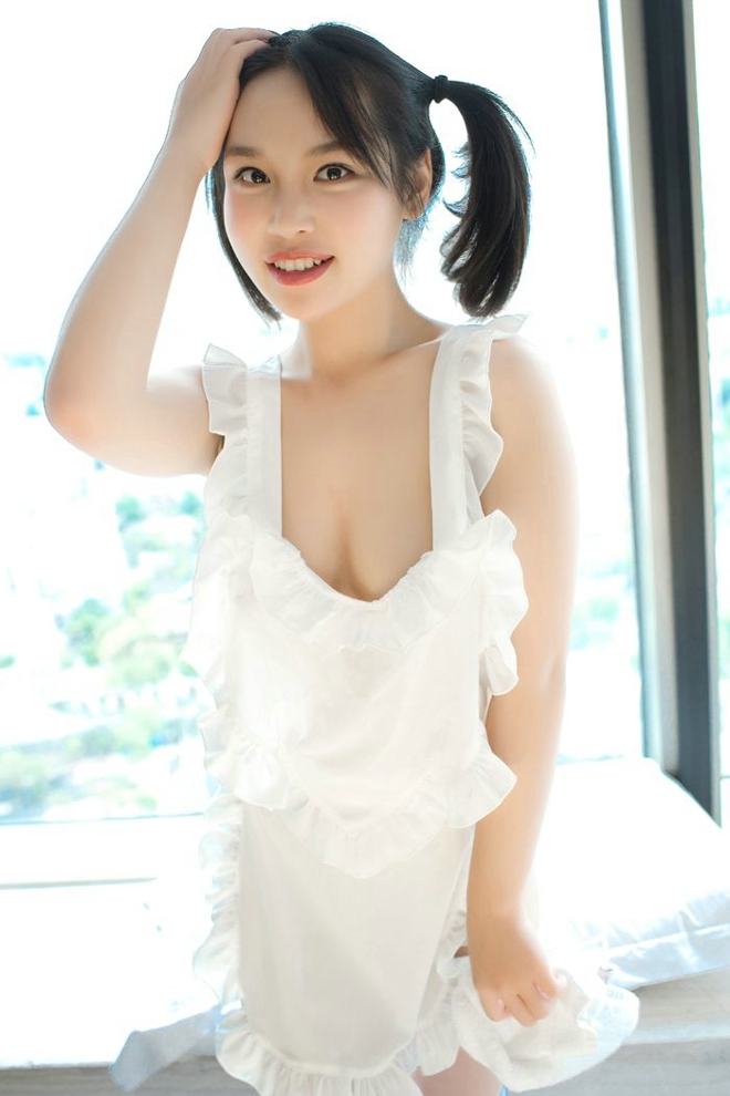 性感宅男女神童颜巨乳小纯子纯白制服诱惑动人诱惑私房写真