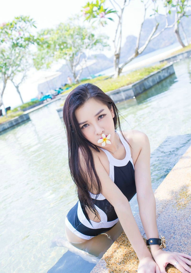 沙滩美少女戴小唯比基尼美乳娇媚诱惑写真