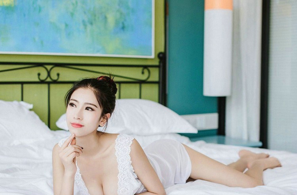 性感yy主播通灵儿童颜大美乳诱惑迷人写真