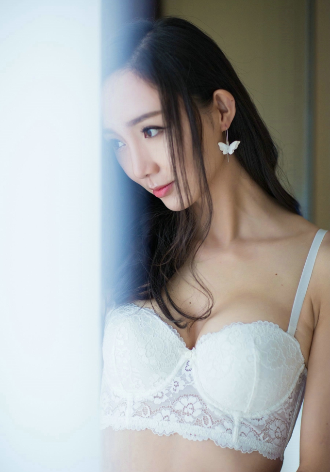 白色蕾丝内衣性感美乳诱惑女神蓓蓓maggie居家私房丰润翘臀写真