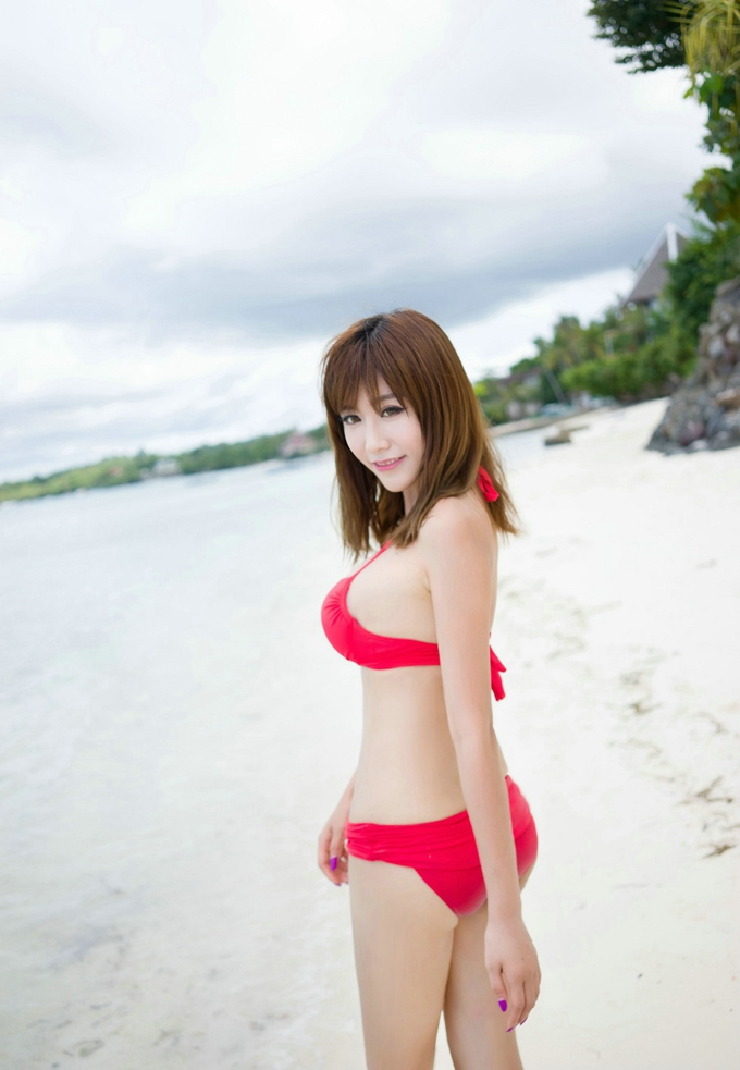 红色比基尼诱惑迷人性感美乳气质美女程小烦不烦海沙滩风情写真