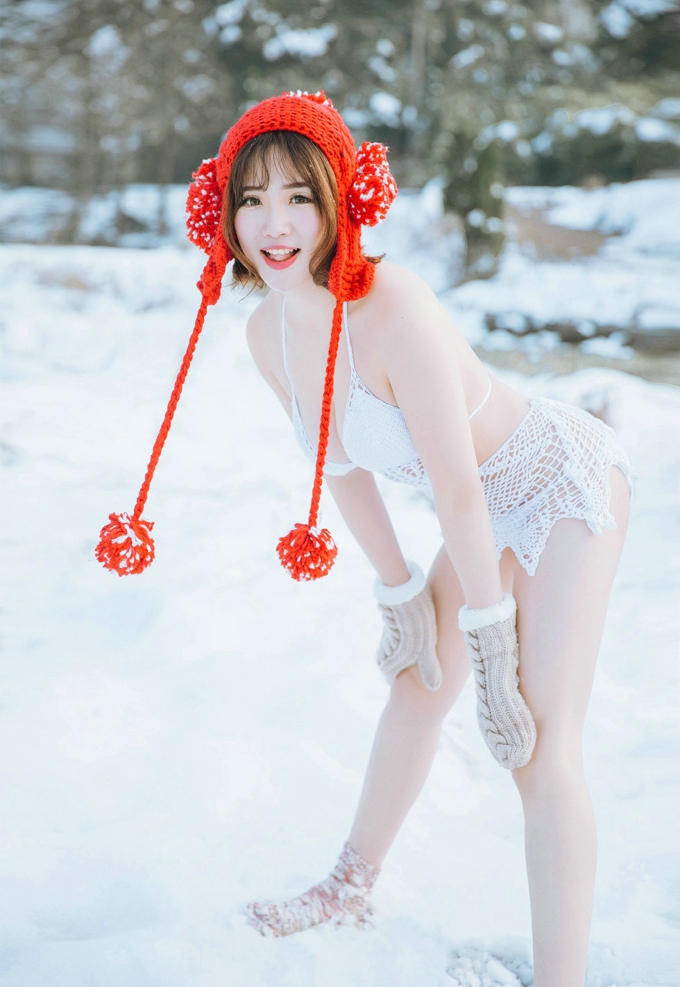 徐cake雪地白色缕空毛衣豪乳写真