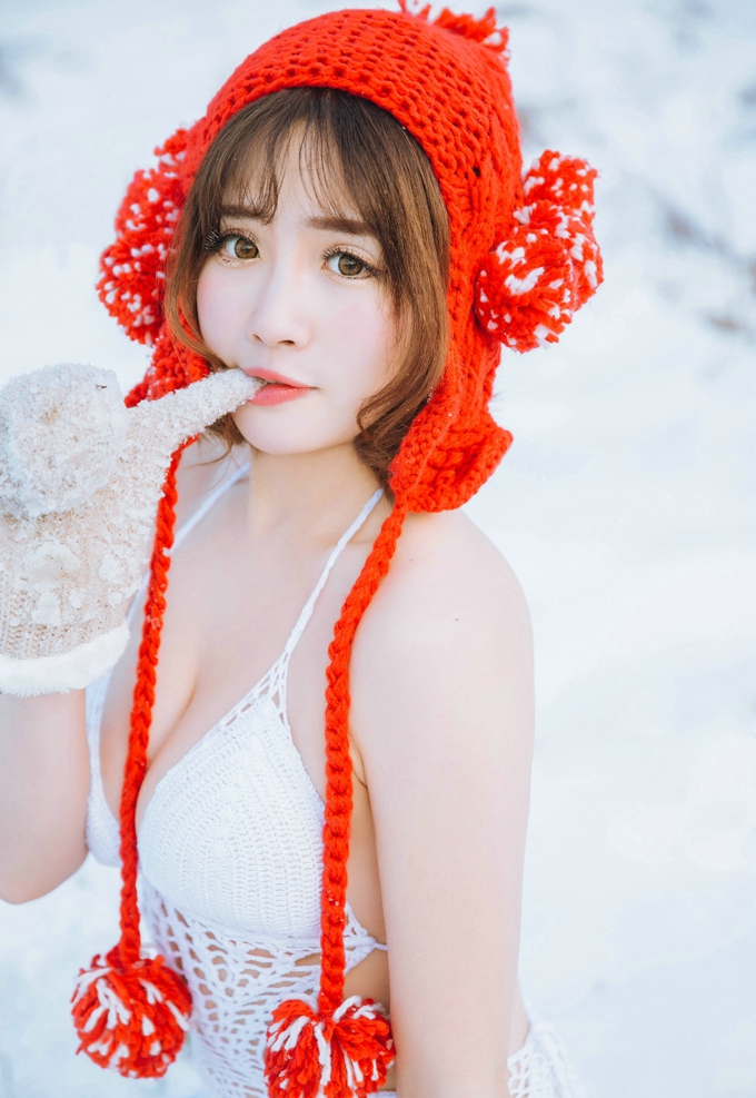 徐cake雪地白色缕空毛衣豪乳写真