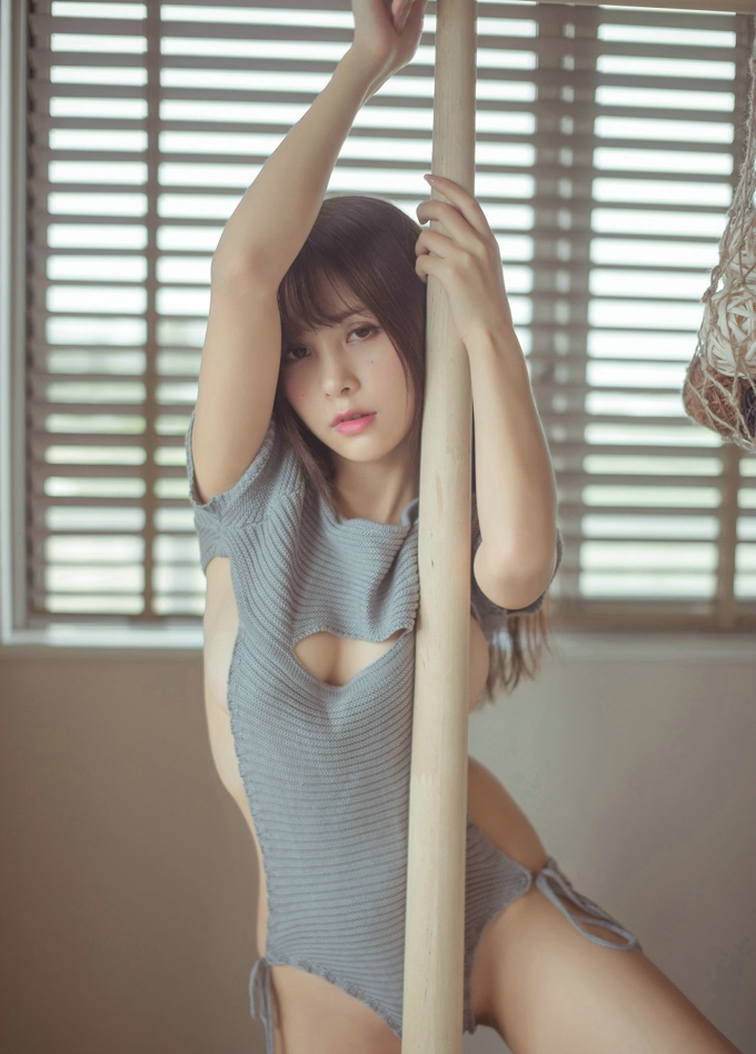 极品尤物性感夏美酱居家私房露背毛衣真空露豪乳火辣诱惑写真