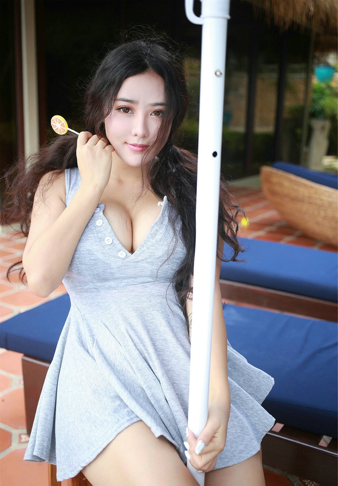 童颜巨乳Manuela玛鲁娜迷人性感旅拍灰色丁字裤半脱秀翘臀诱惑写真