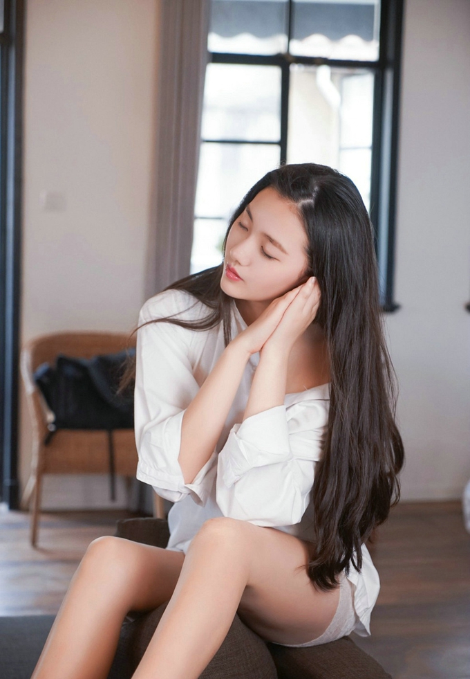 气质清纯美女画画sugar居家纯白衬衣白色蕾丝内裤诱惑翘臀写真