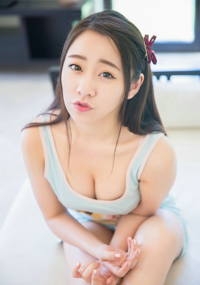 清纯女神朵比DOBBY居家私房美乳翘臀白嫩肌肤完美身材写真