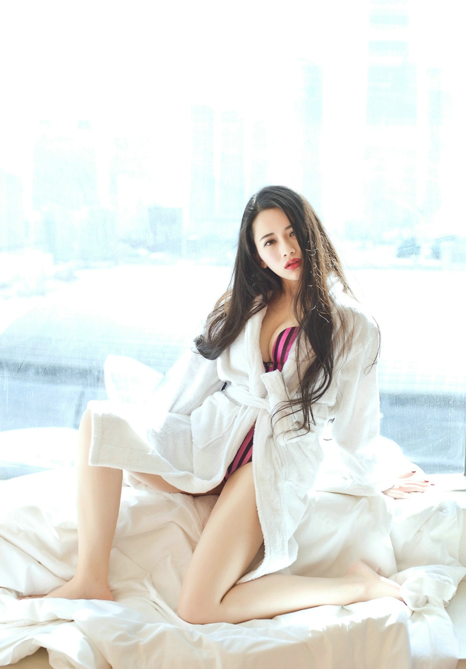 气质北方姑娘朱小旭诱惑迷人居家私房内衣美乳翘臀写真